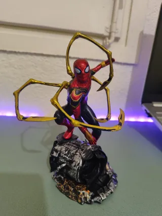 Figura Spiderman con brazos mecánicos