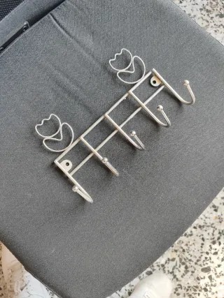 Perchero metálico 5 ganchos diseño corazón