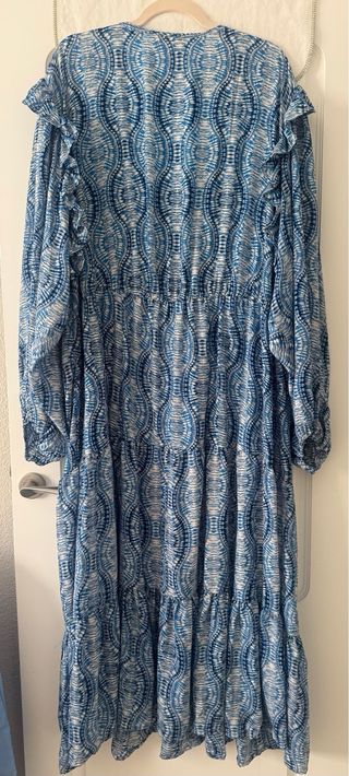 Vestido seda azul vaporoso.