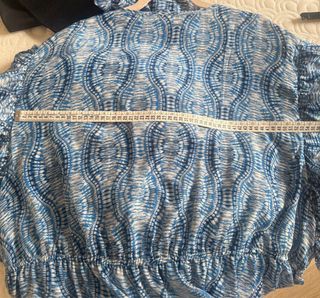 Vestido seda azul vaporoso.