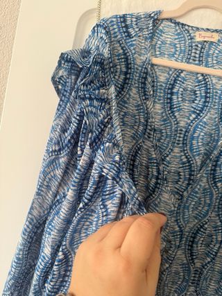 Vestido seda azul vaporoso.