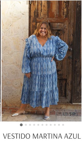 Vestido seda azul vaporoso.