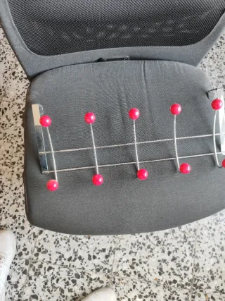 Perchero metálico 5 ganchos bolas rosas