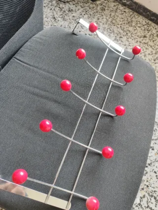 Perchero metálico 5 ganchos bolas rosas