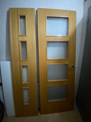 Puerta de madera con cristales