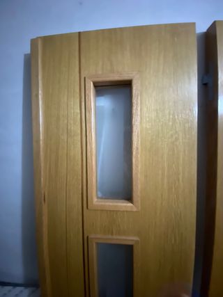 Puerta de madera con cristales