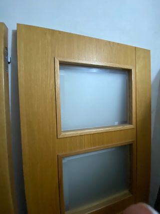 Puerta de madera con cristales