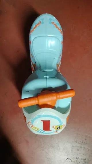 Moto infantil de juguete