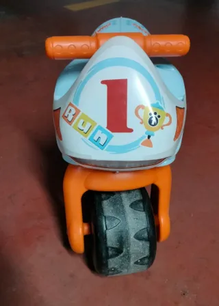 Moto infantil de juguete