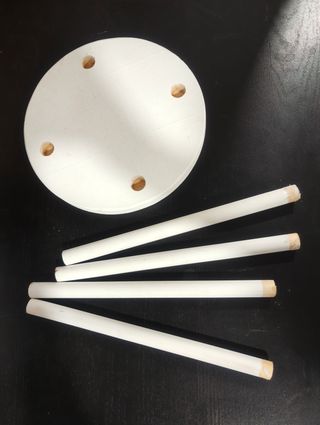 Mesita decorativa blanca redonda con 4 patas