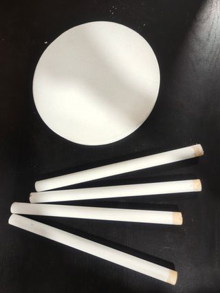 Mesita decorativa blanca redonda con 4 patas