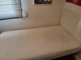 Cama con colchon 105cm,tapiflex y cabecero madera