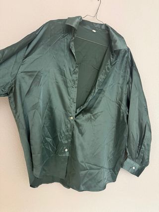 Blusa verde satinada