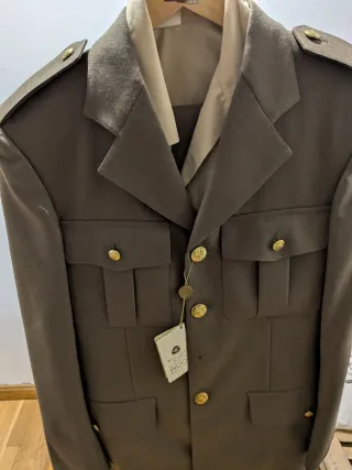 Traje militar tierra con botones dorados talla48R