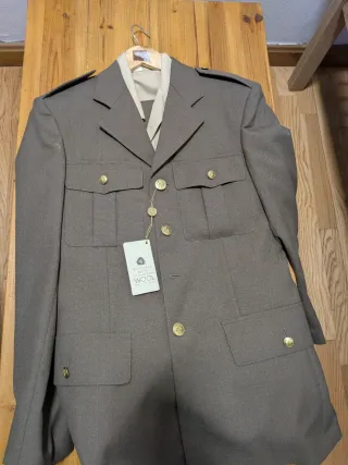 Traje militar tierra con botones dorados talla48R