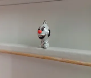 Charm Olaf Rojo Blanco.