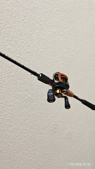Caña de pescar y carrete casting
