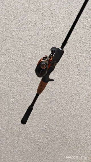 Caña de pescar y carrete casting