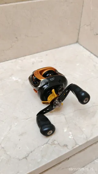 Caña de pescar y carrete casting