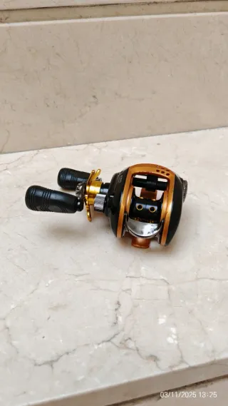 Caña de pescar y carrete casting