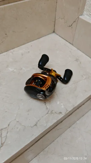 Caña de pescar y carrete casting