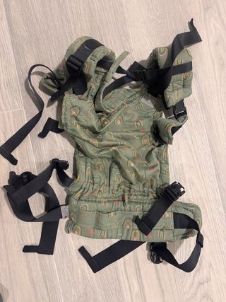 Mochila portabebés con estampado de arcoíris