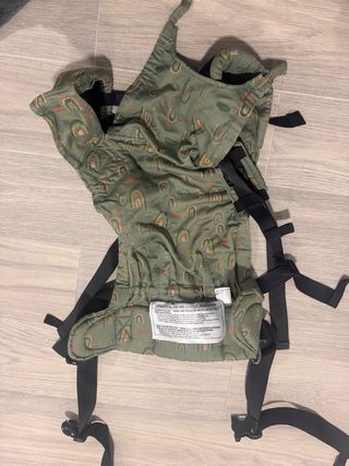 Mochila portabebés con estampado de arcoíris