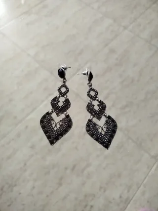Pendientes largos plateados con detalles negros