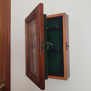Llavero. Armario para llaves con miniaturas caza
