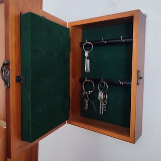 Llavero. Armario para llaves con miniaturas caza