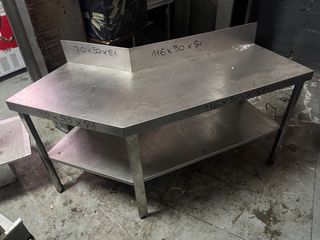 Mesa de acero inoxidable con estante