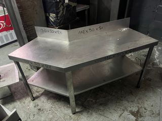 Mesa de acero inoxidable con estante