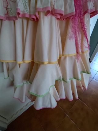 Traje de flamenca beige y rosa y complementos