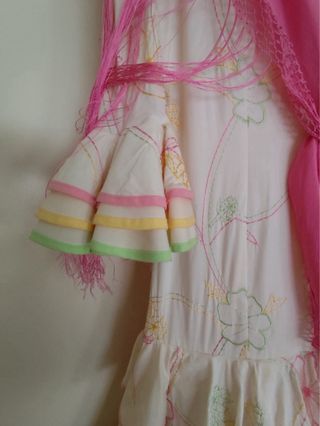 Traje de flamenca beige y rosa y complementos