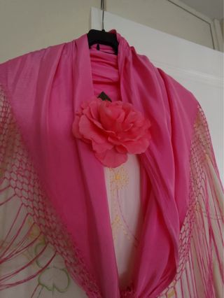 Traje de flamenca beige y rosa y complementos