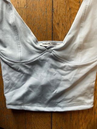 Top azul con escote en V