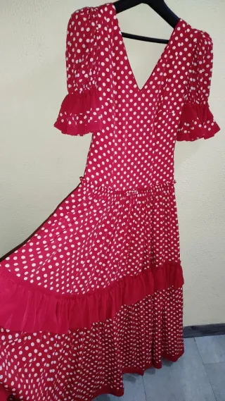 Traje de flamenca rojo con lunares blancos