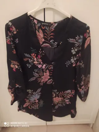 Blusa estampada floral negra