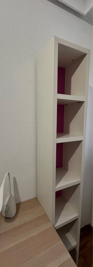 Estantería de dormitorio blanco y rosa