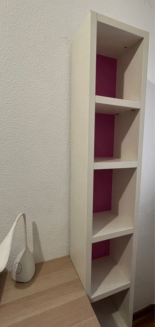 Estantería de dormitorio blanco y rosa