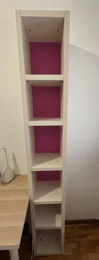 Estantería de dormitorio blanco y rosa
