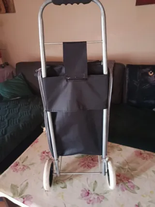 Carrito de la compra con diseño divertido.