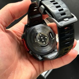 Garmin Fenix 8 AMOLED con protector carga