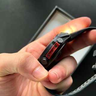 Garmin Fenix 8 AMOLED con protector carga