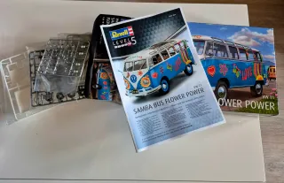Maqueta Revell VW T1 Samba Bus Flower Power 1:24