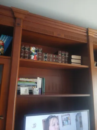 Mueble de salón de madera y cristal