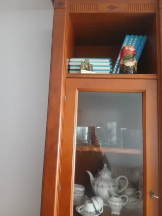 Mueble de salón de madera y cristal