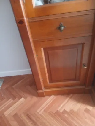 Mueble de salón de madera y cristal