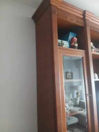 Mueble de salón de madera y cristal