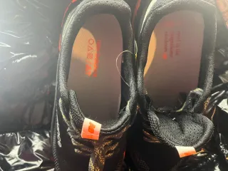 Zapatillas New Balance Negras y Naranjas